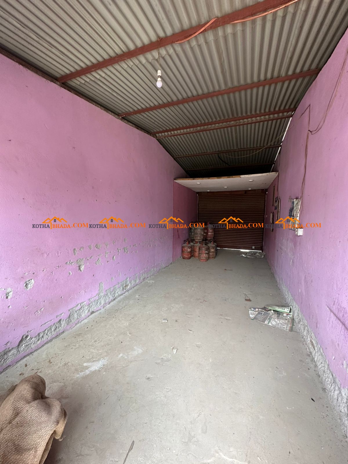 Shutter and a single room available for rent in Gothatar